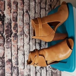 VINCE CAMUTO VENICA BOOTIE